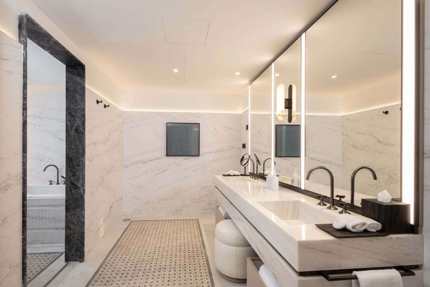 Baño moderno de la Junior Suite con acabados de mármol y ducha de diseño.